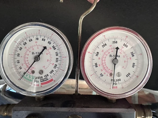 Image: Air Conditioning Manifold Gauge<br />
 