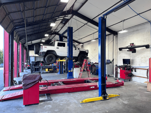 Image: Shop, empty lift, vehicle on lift